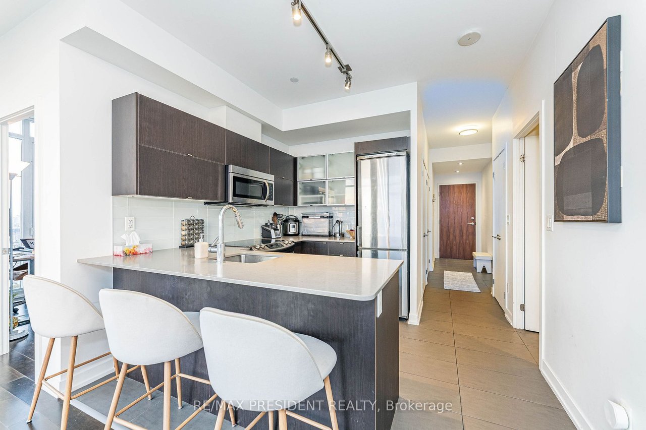 SUN-FILLED CORNER PENTHOUSE 