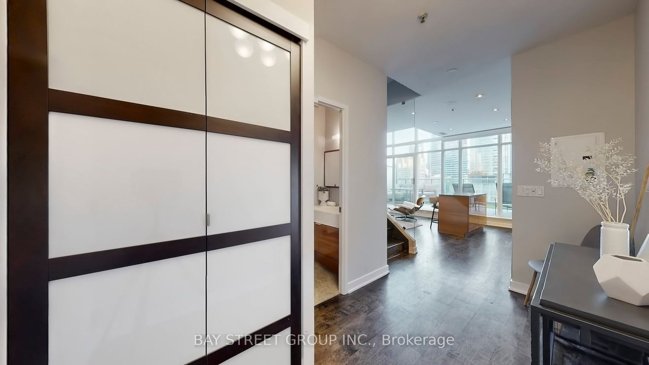 STUNNING SUNNY PENTHOUSE