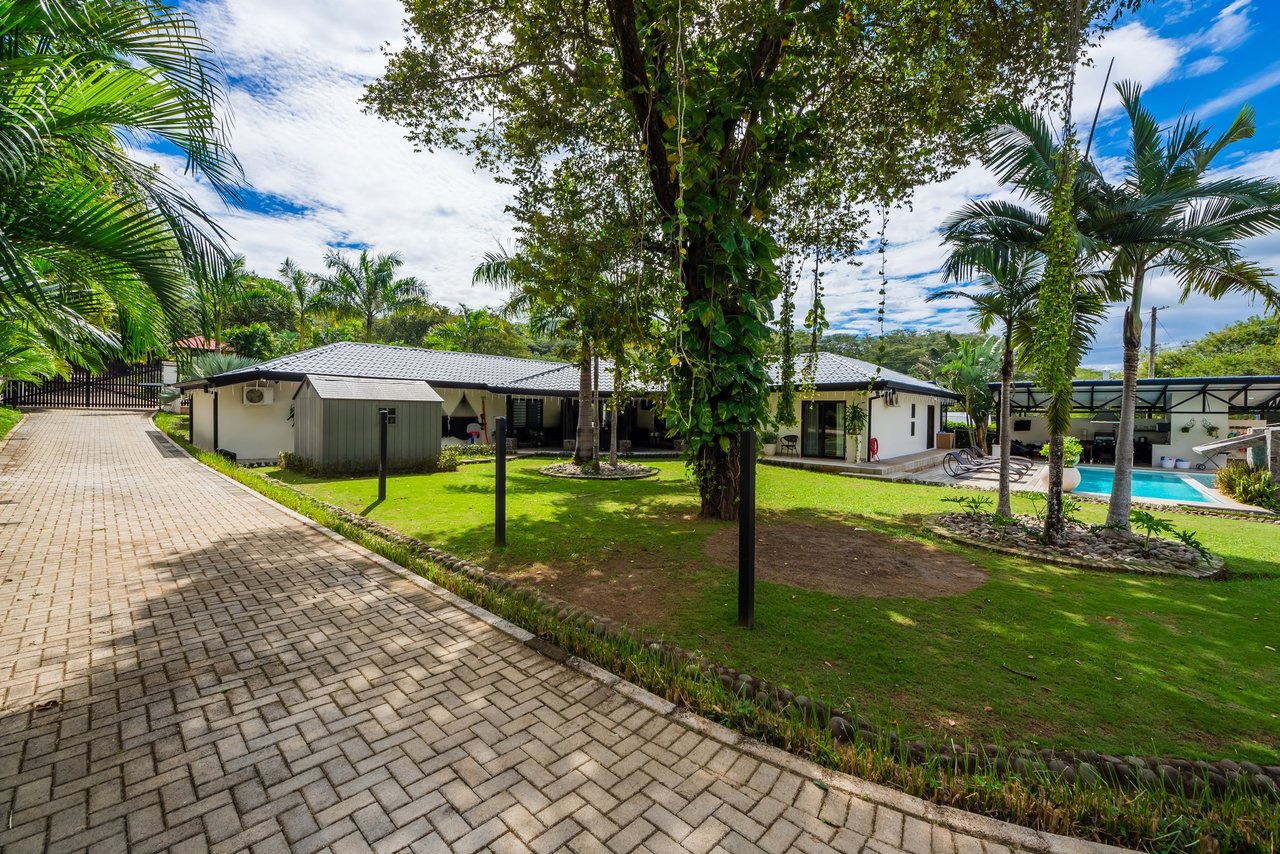 Casa Cielo | Luxurious Multifunctional Estate with Main House, Apartments, and Pool in Guanacaste!