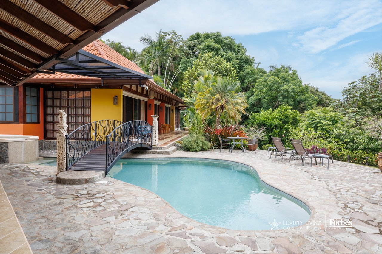 21476 - House: Balinese-Inspired Luxury Home for Sale in Atenas