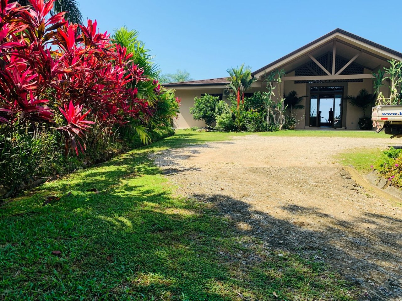 Ocean View Estate with Guest Cabins, Ojochal, Puntarenas
