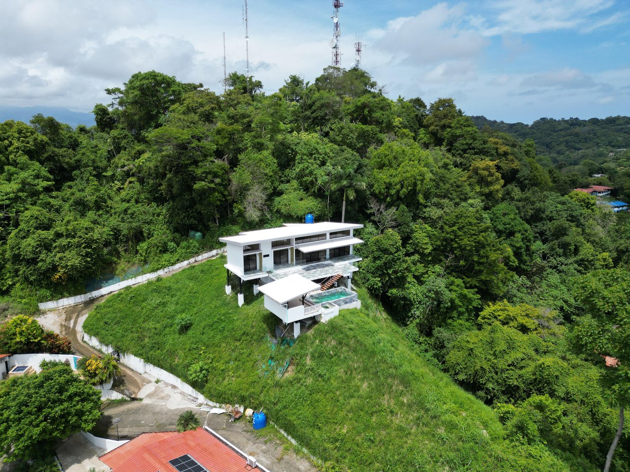 Modern Elegance Meets Incomparable Views, 3BDR&3Baths Home
