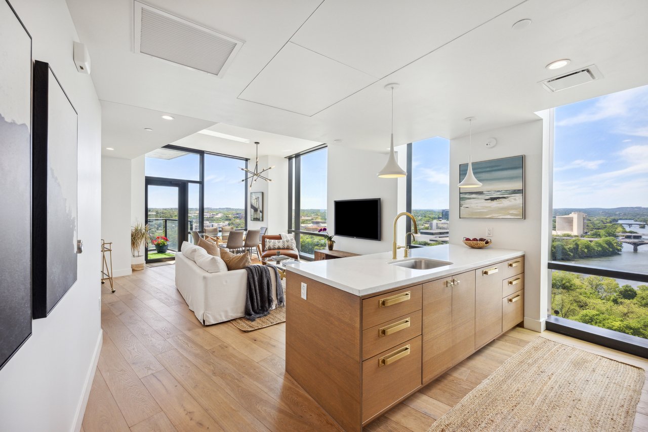 70 Rainey Street, Unit 1402