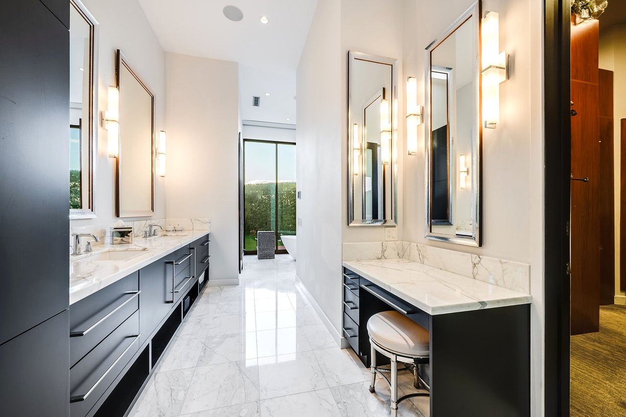 16167 Royal Oak Rd, Encino