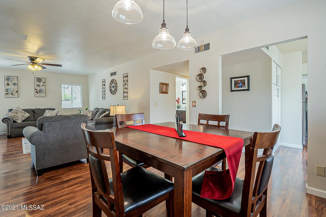 5582 N La Casita Dr