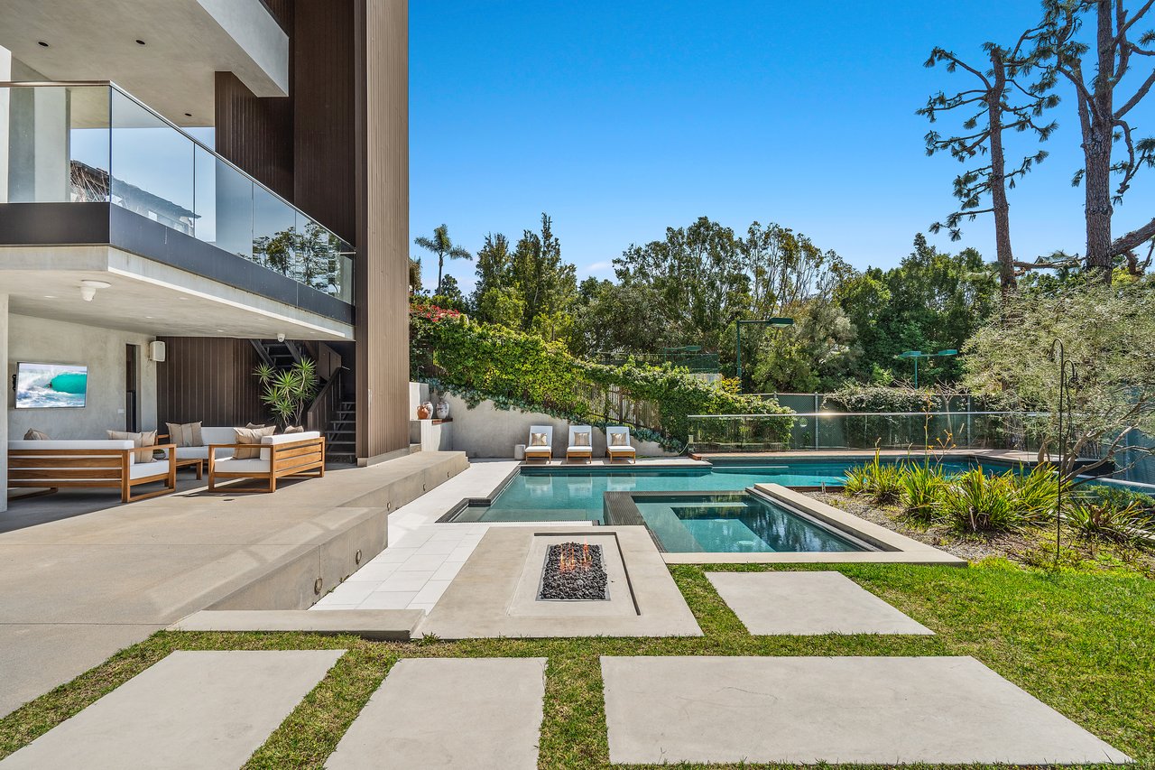 A Beverly Hills Architectural Masterpiece – Where Modern Luxury Meets Timeless Elegance