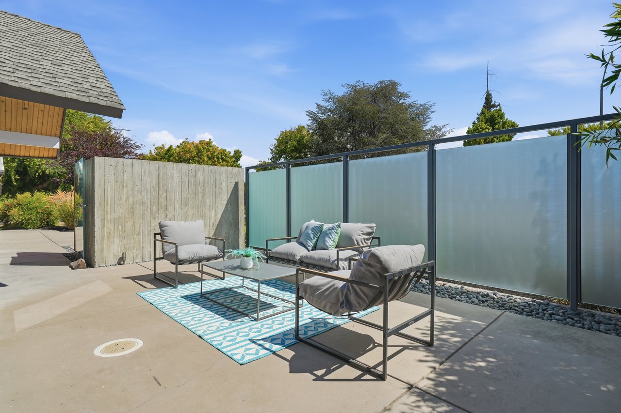 1109 Lorne WAY