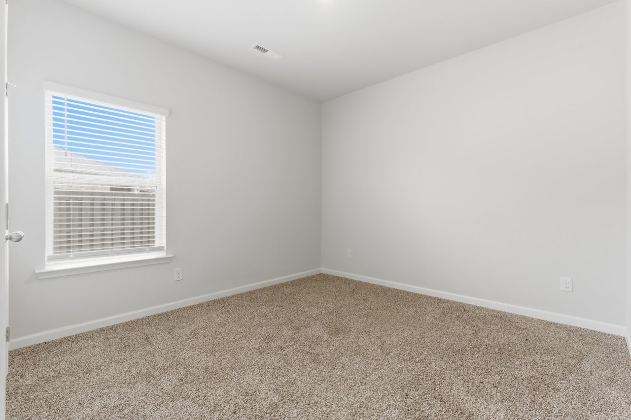 Beautiful Huntsville Home with Screened In Patio & Community Pool! 