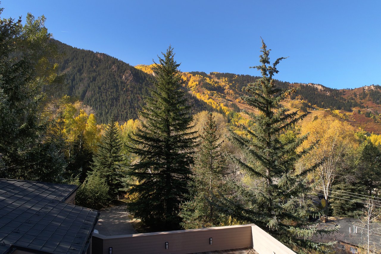 Conveniently Located Midland Ave Home