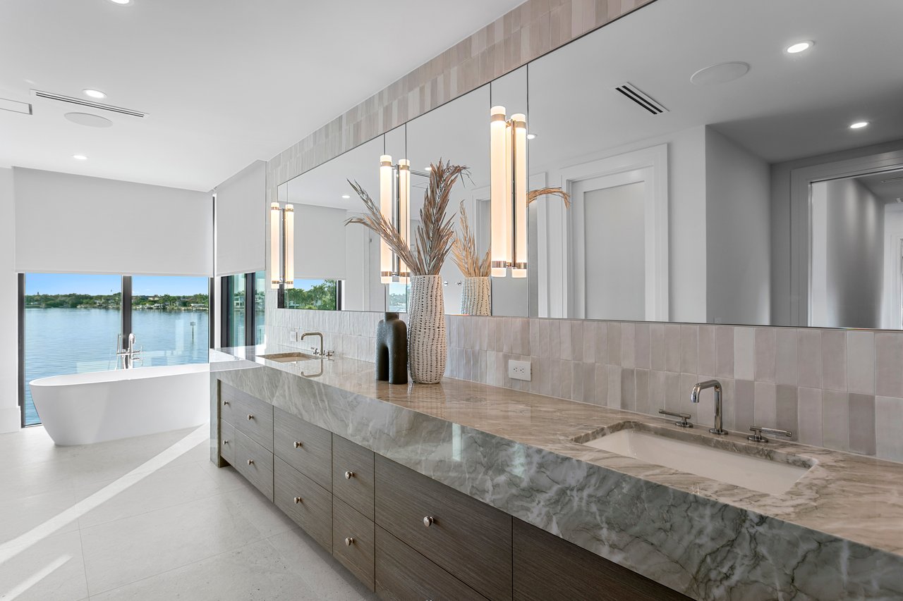 1075 31st Terrace NE