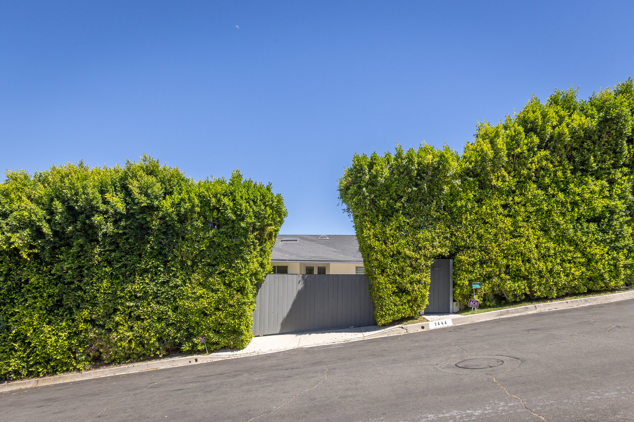 How about a lil @celebrityhomes for us today? This one is/was Josh Duhamel’s and is already pending in Encino.