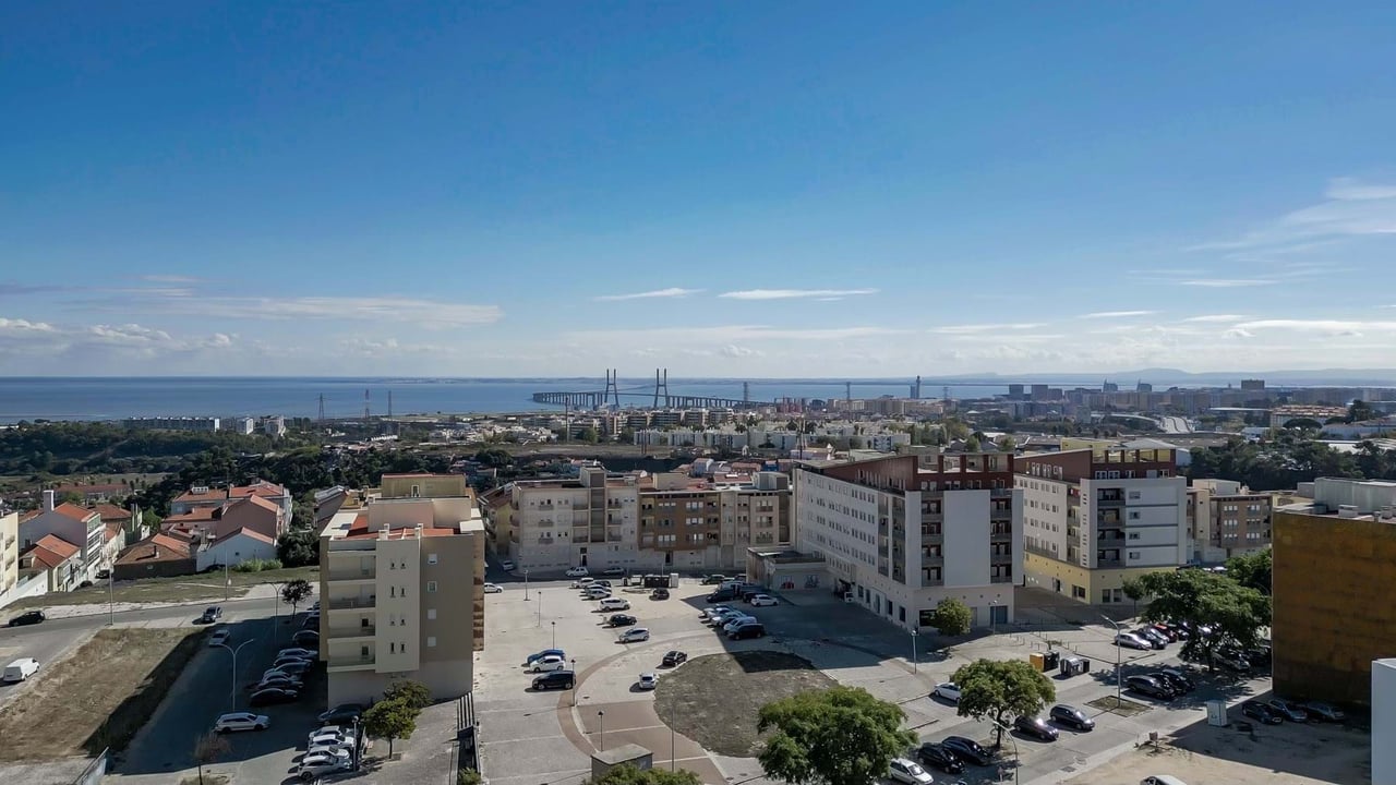 Modern 3-Bedroom Apartment in Camarate, Loures