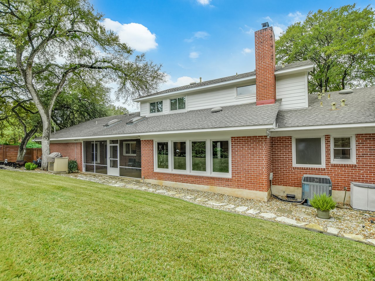 203 Wallis Dr