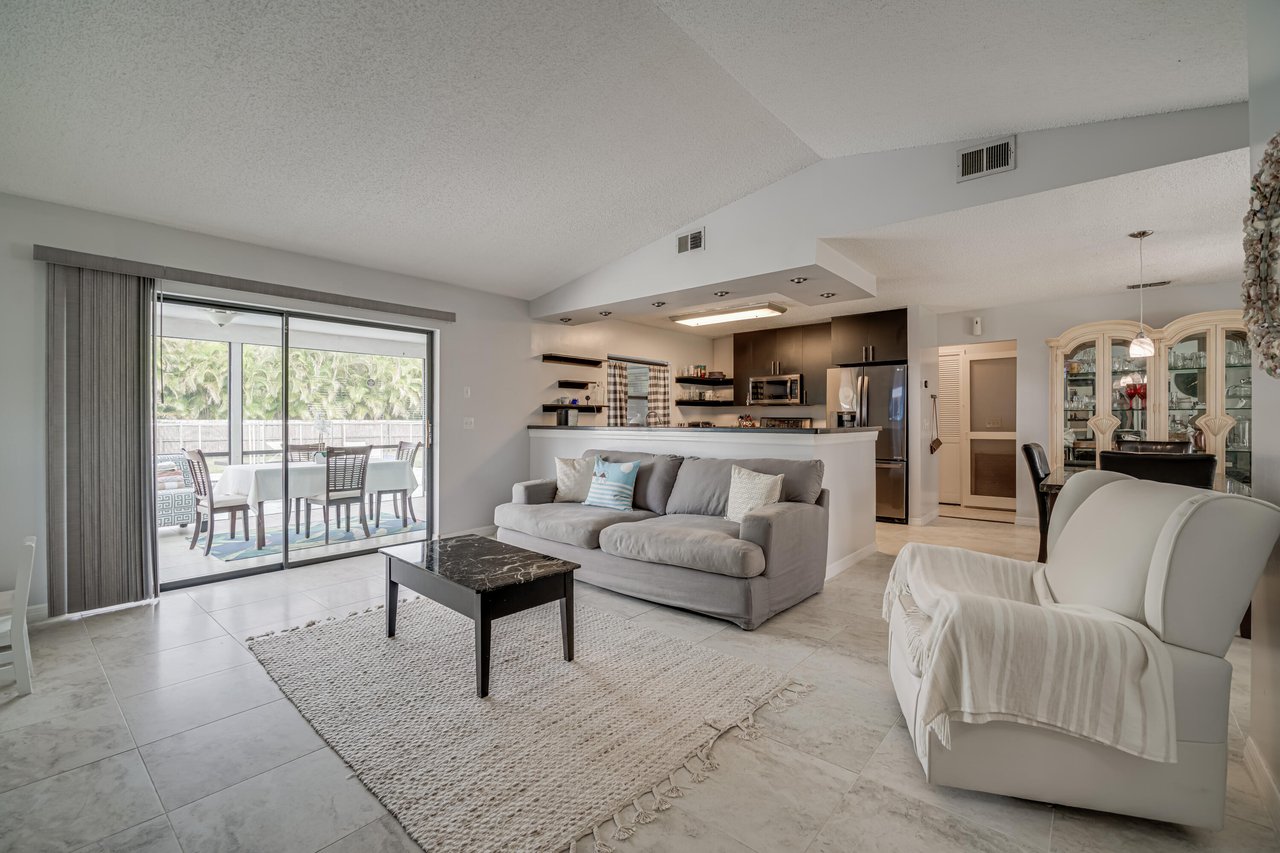 2473 N W Everglades Blvd
