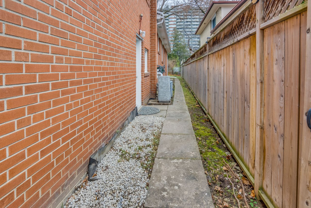 25 Karen Road Unit: Lower