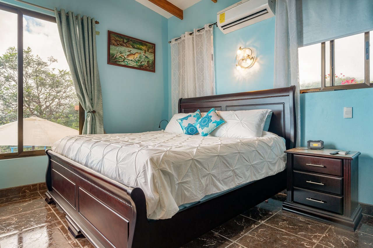 Luxury 4-Bed Villa with Ocean Views & Infinity Pool in Ojochal