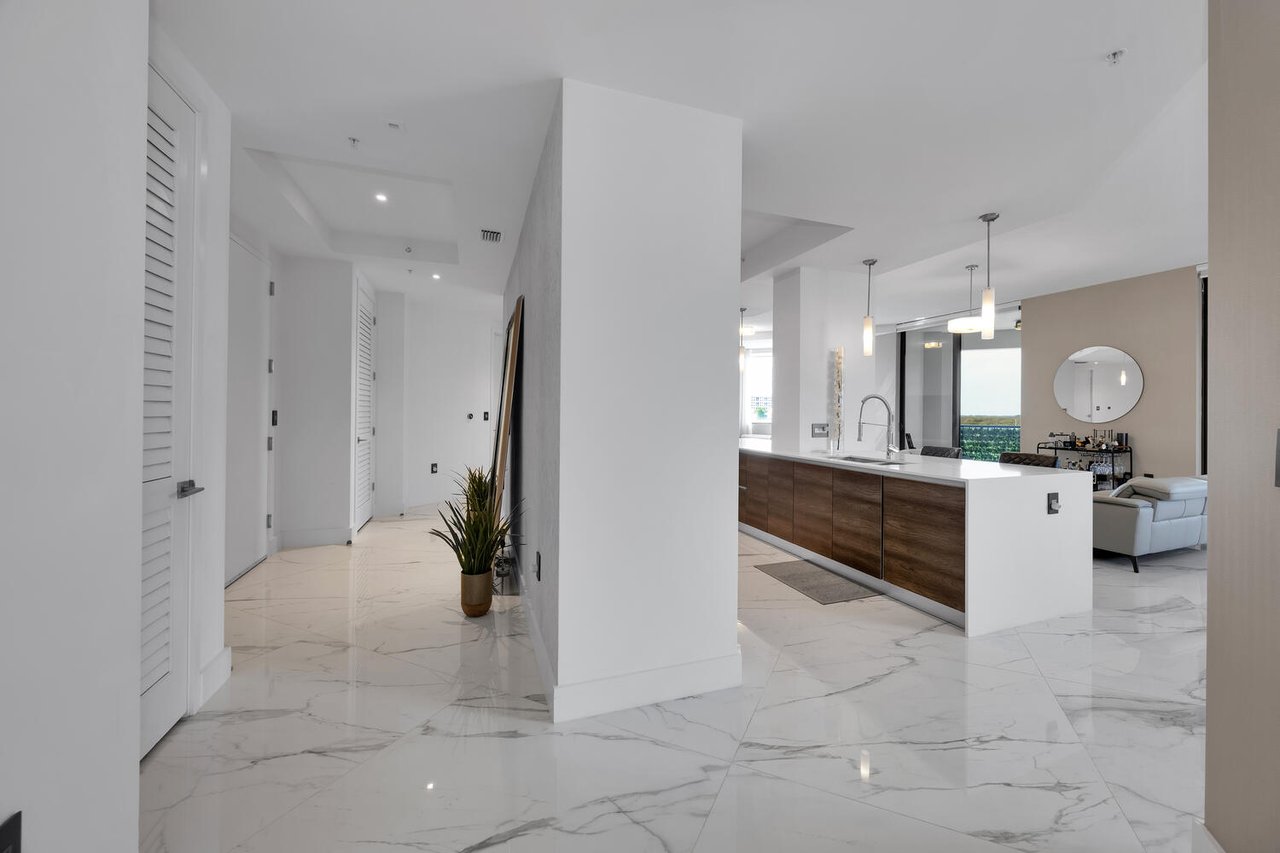 Exceptional Lower Penthouse Corner Unit in The City Beautiful
