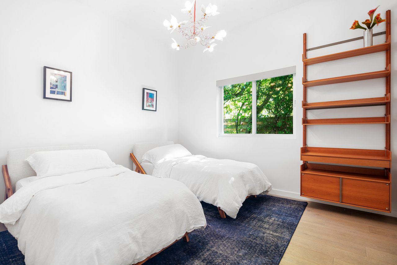 441 E Dilido Dr