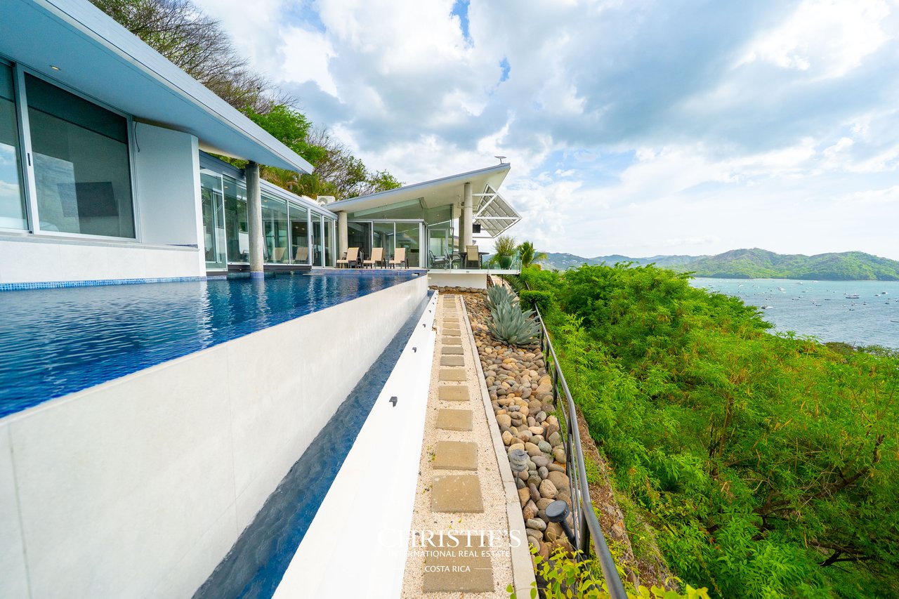 Casa Holmes: Award-Winning Glass House with Ocean Views