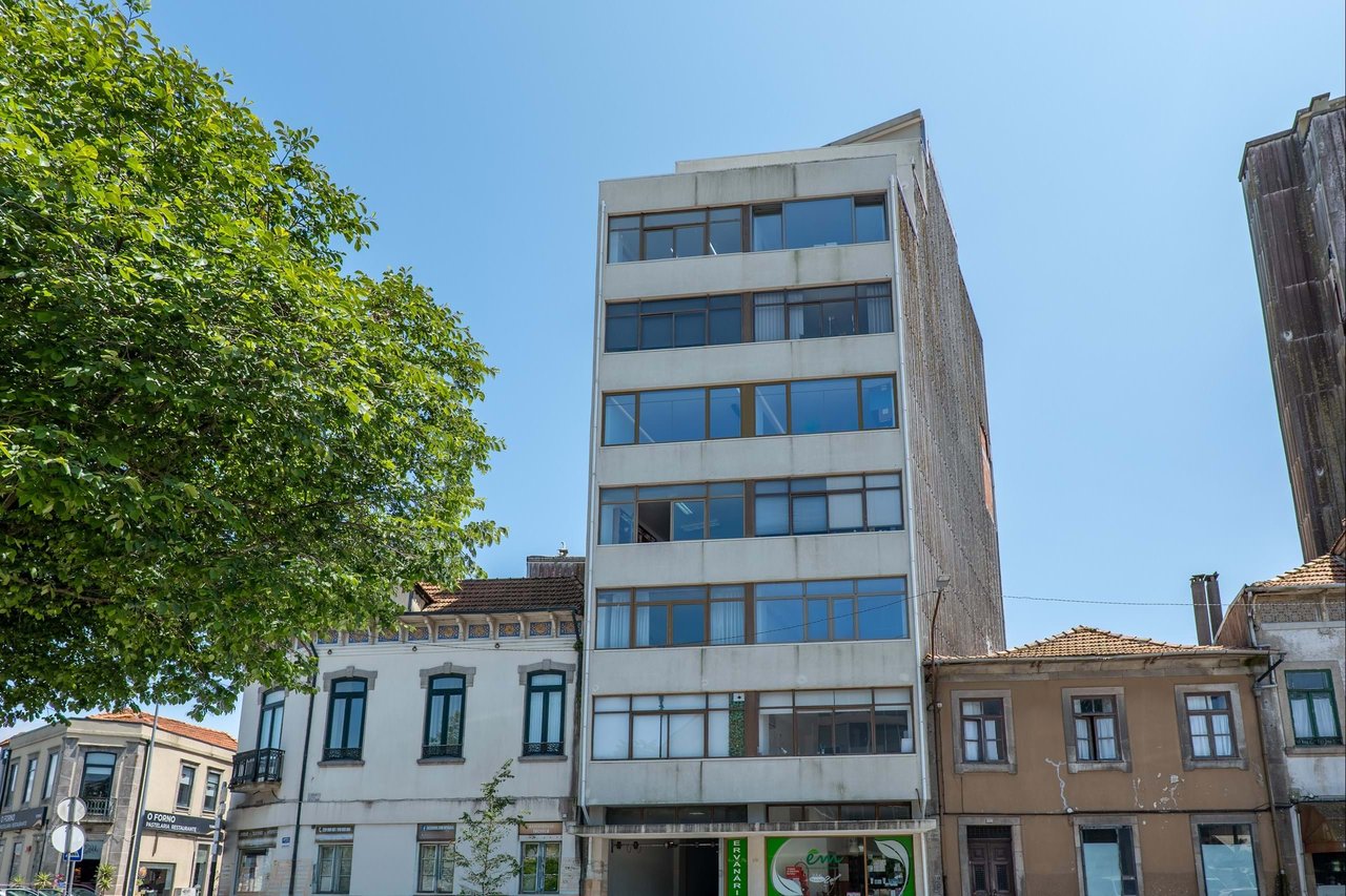 2 Bedroom + 1 Loft with Harbor Views in Central Matosinhos