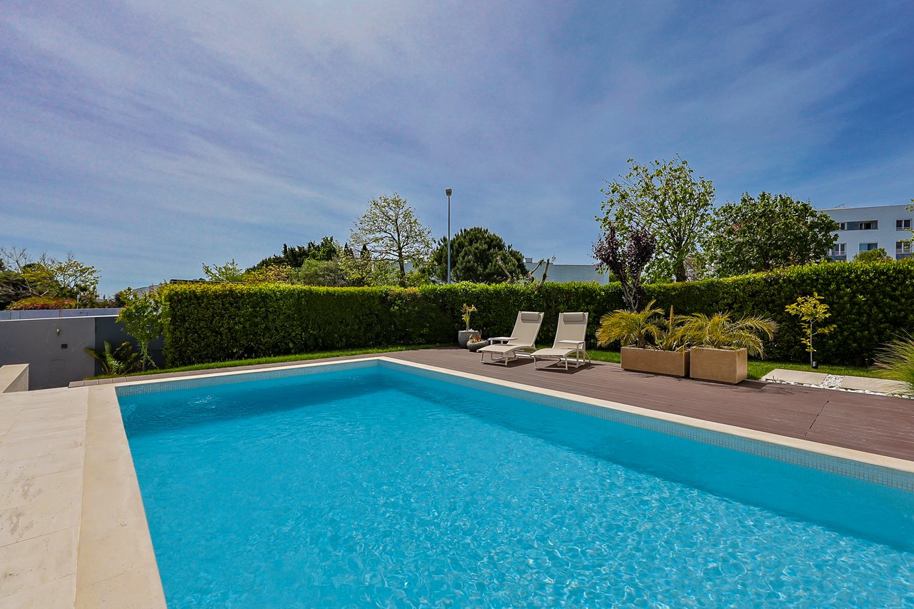 “The Green Villa” – Elegant Luxury Villa with Pool in Carnaxide, Oeiras