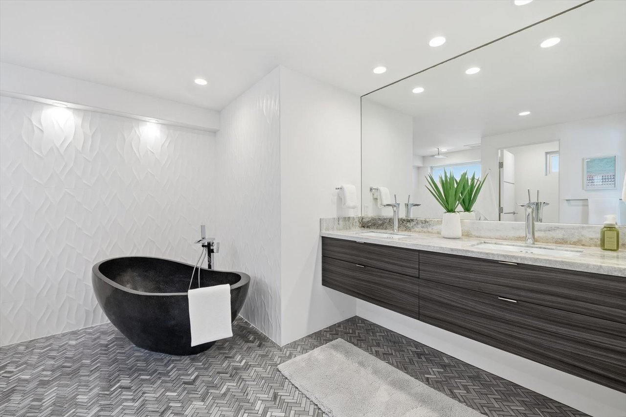  Steps from the Sand & Panoramic Views in Manhattan Beach