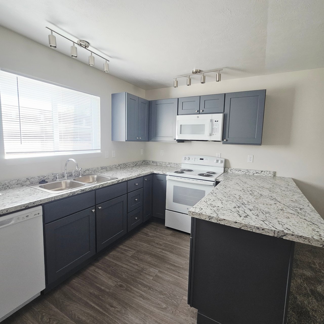 2 Bed 1.5 Bath Townhome Lakewood