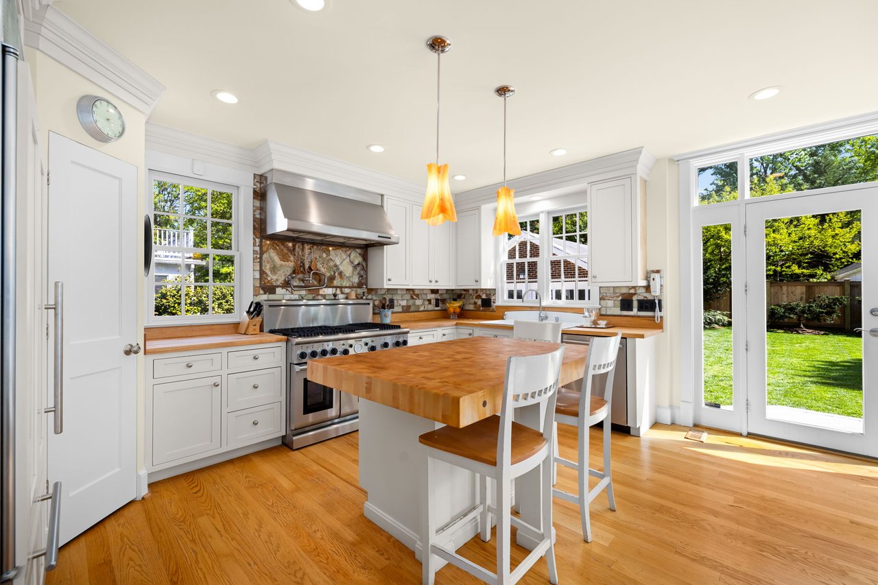 22 W OAK STREET