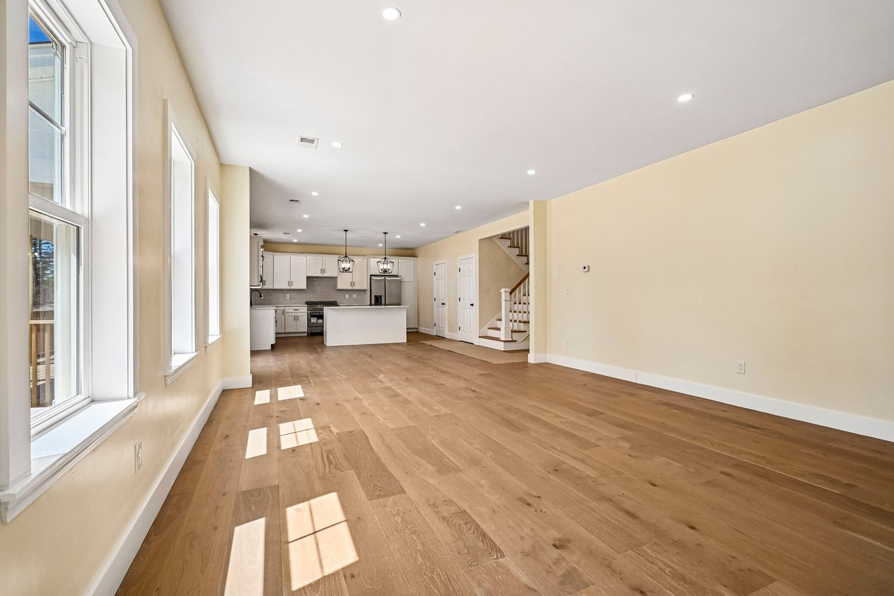 33 Seabiscuit Dr, Plymouth, MA 02360