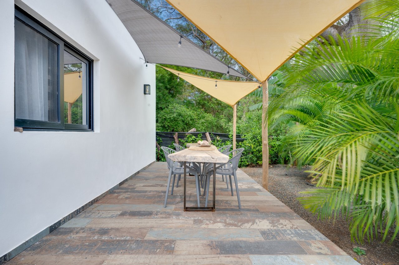 V-Jungla Cecile Refundores | Spacious Modern Villa with Pool, Guest House & Tropical Garden Near Tamarindo Beach