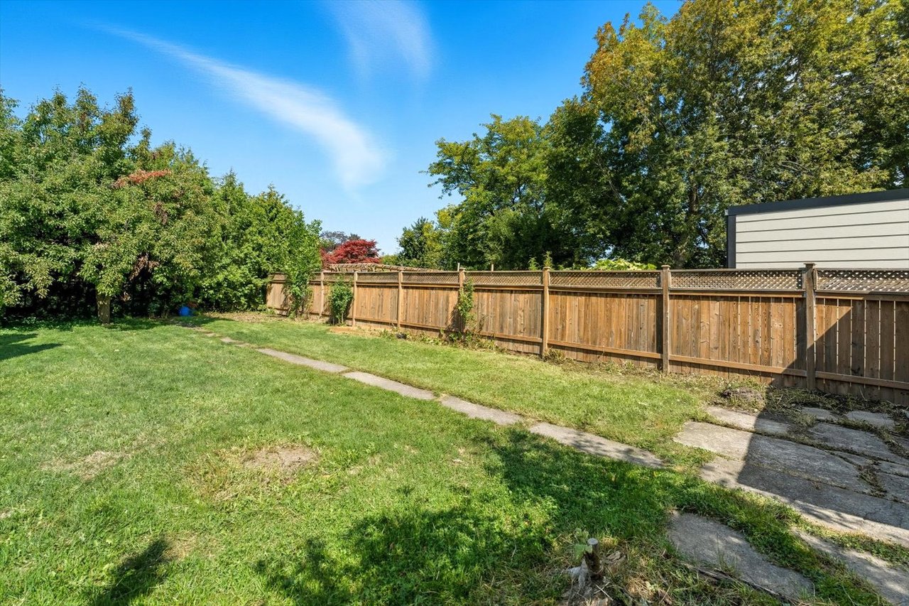 1624 Coram Cres