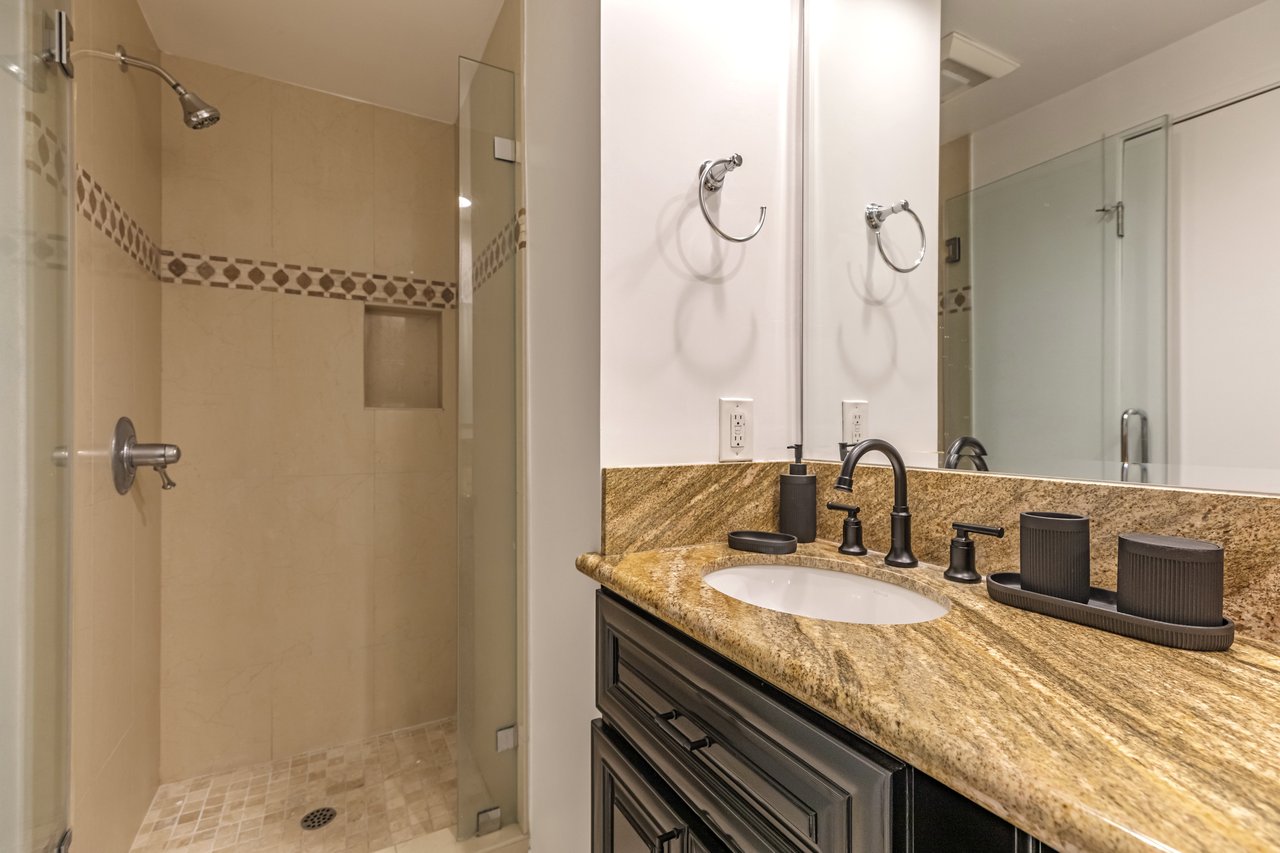 1131 Alta Loma Rd #516