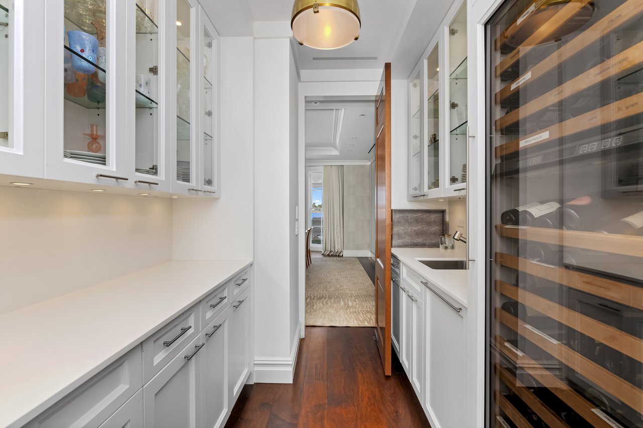 Georgian Waterfront Mansion on Everglades Island