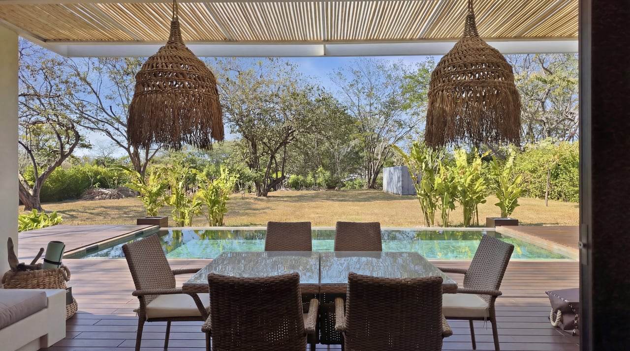 SANTA FE MODERN HOME IN CATALINA COVE | 5,410 M² LOT NEAR BEACHES