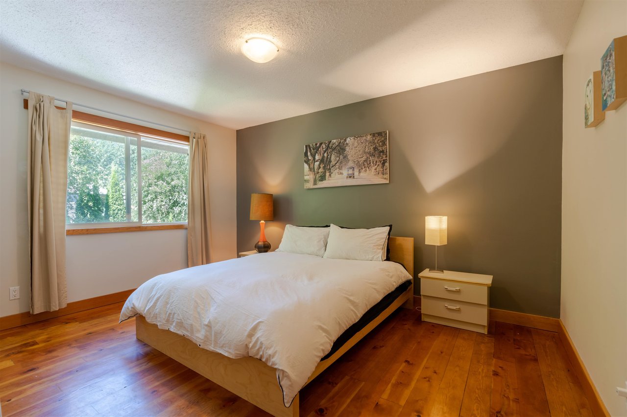 1124 Plateau Cres