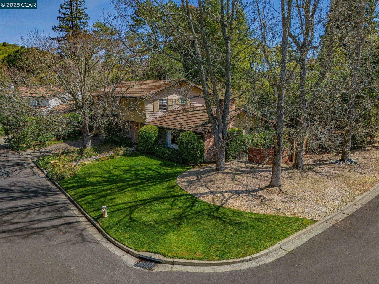 2530 Roundhill Drive