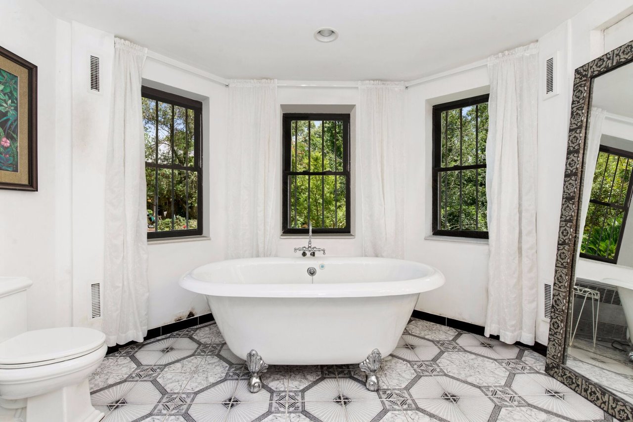 380 Sterling Pl