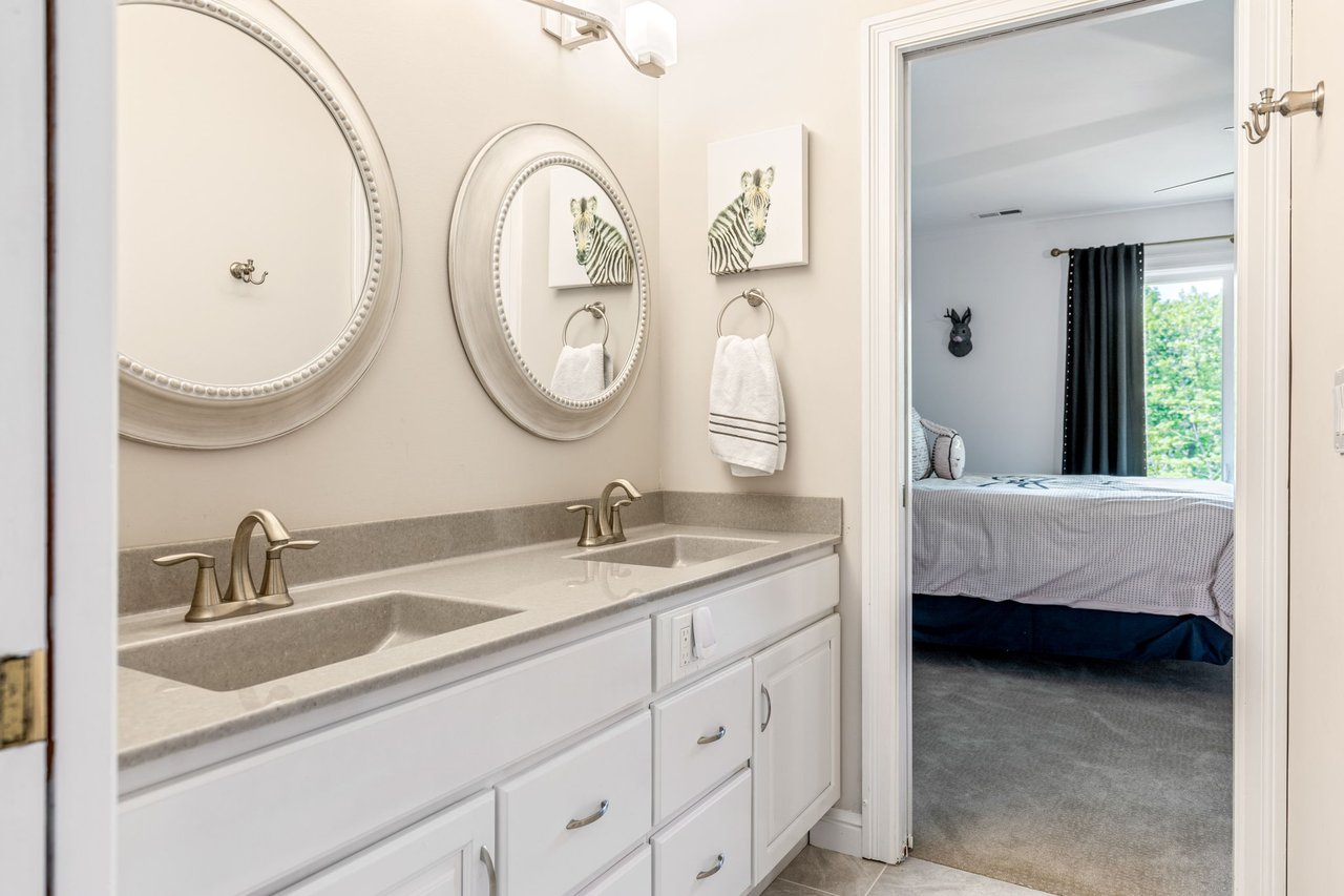 11 Lake Forest Court W