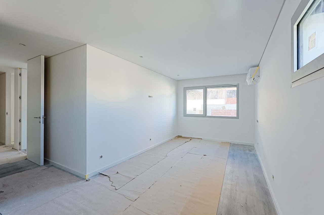 Modern 1-Bedroom Apartment in Camarate, Loures