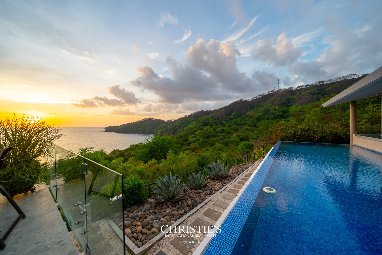Casa Holmes: Award-Winning Glass House with Ocean Views