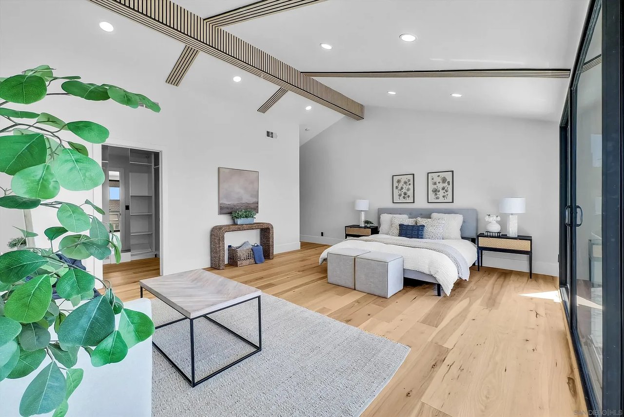 2241 Avenida Salvador