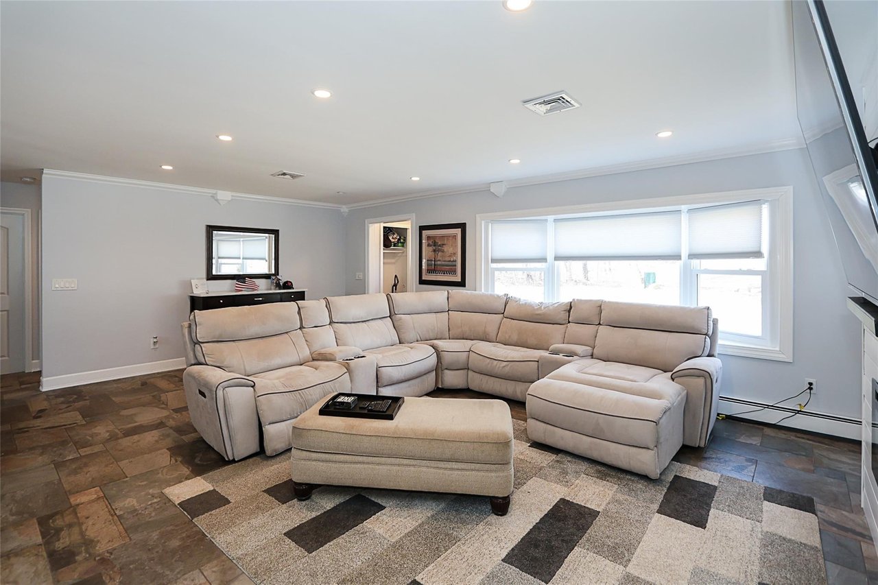 21 Peconic Rd