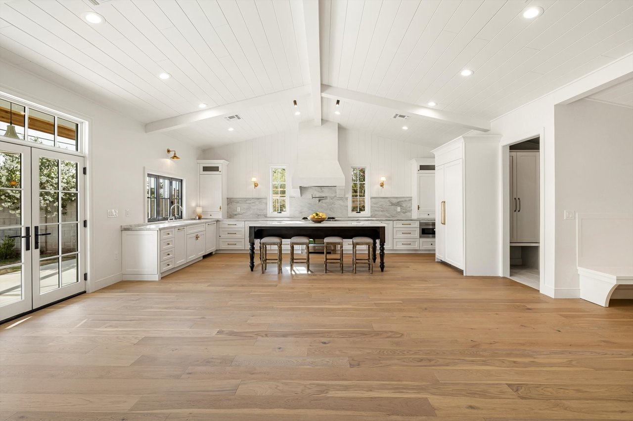 4835 E INDIANOLA Avenue