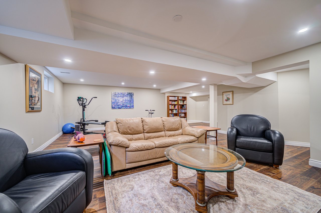 1296 Mapleridge Cres