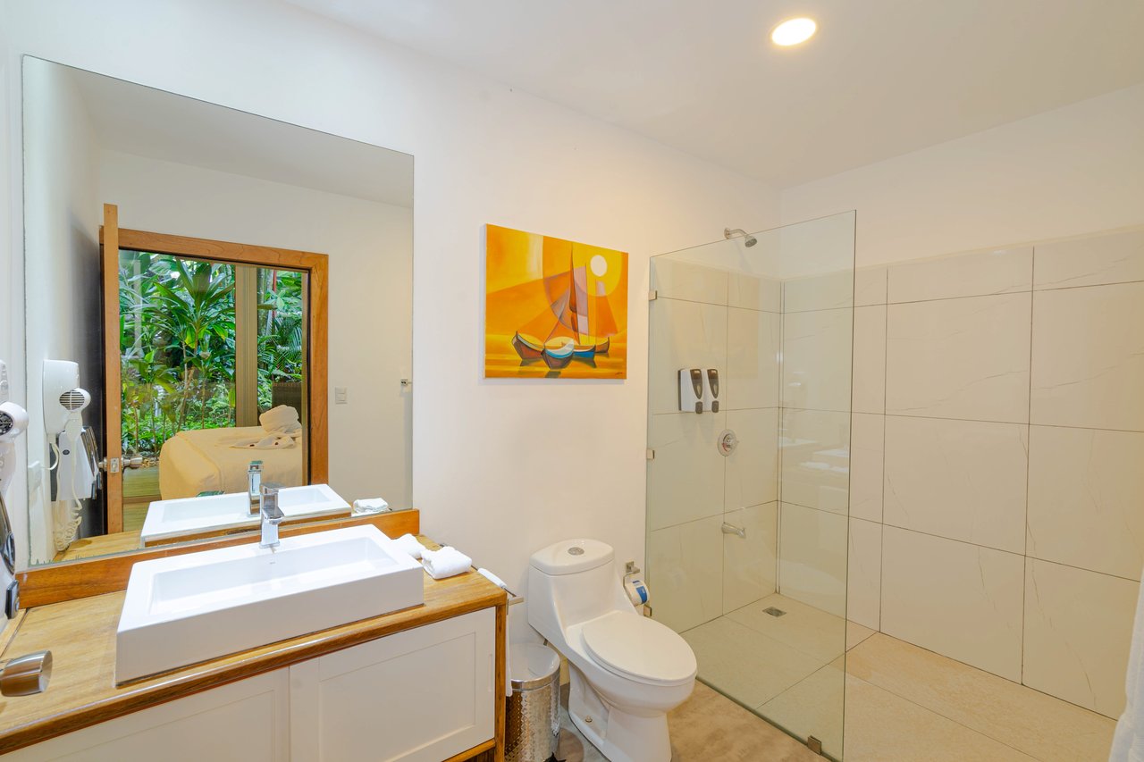 22 Unit Tropical Boutique Hotel steps from Manuel Antonio Park & Beach