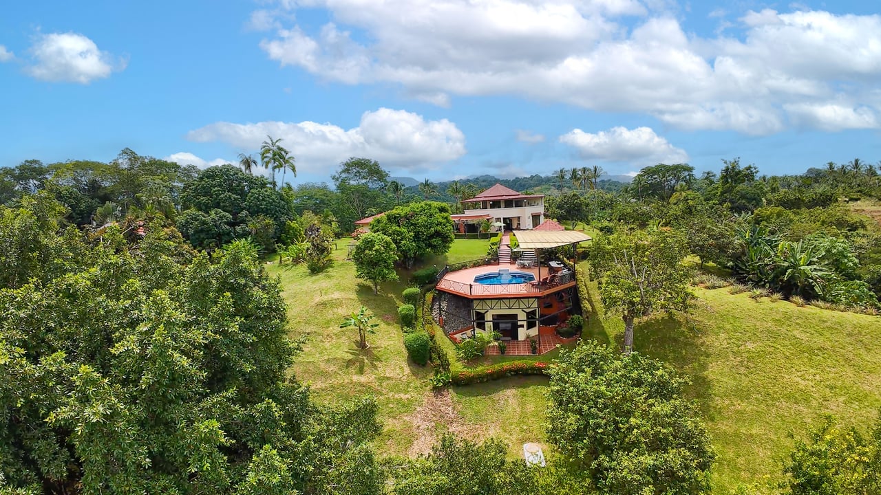 Tropical Estate in Gated Community near Quepos