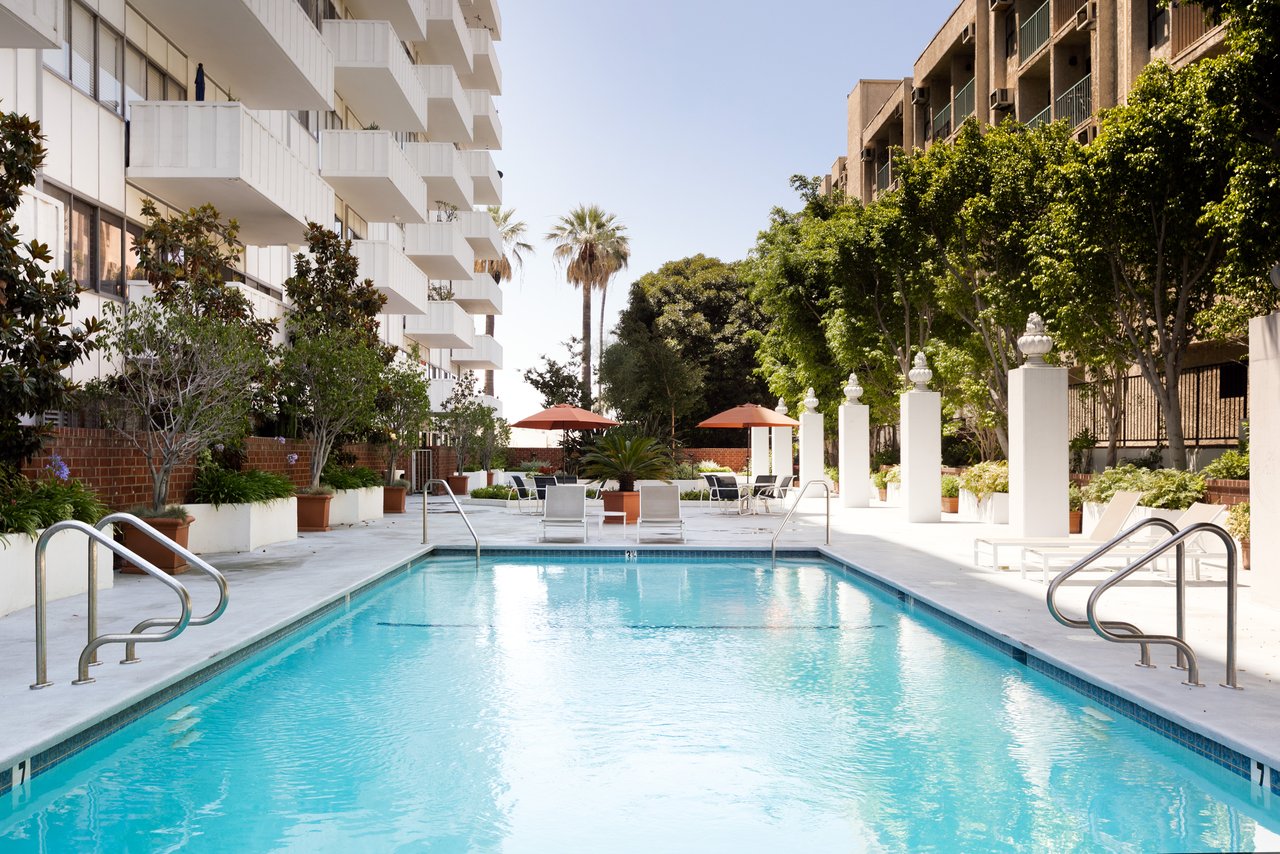 Light & Bright Condo Nestled in the Heart of Hollywood