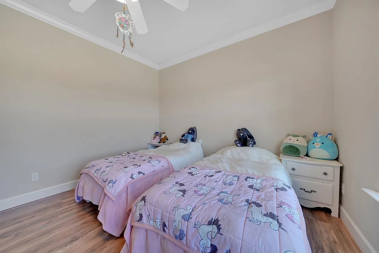 3221 Crestview Dr