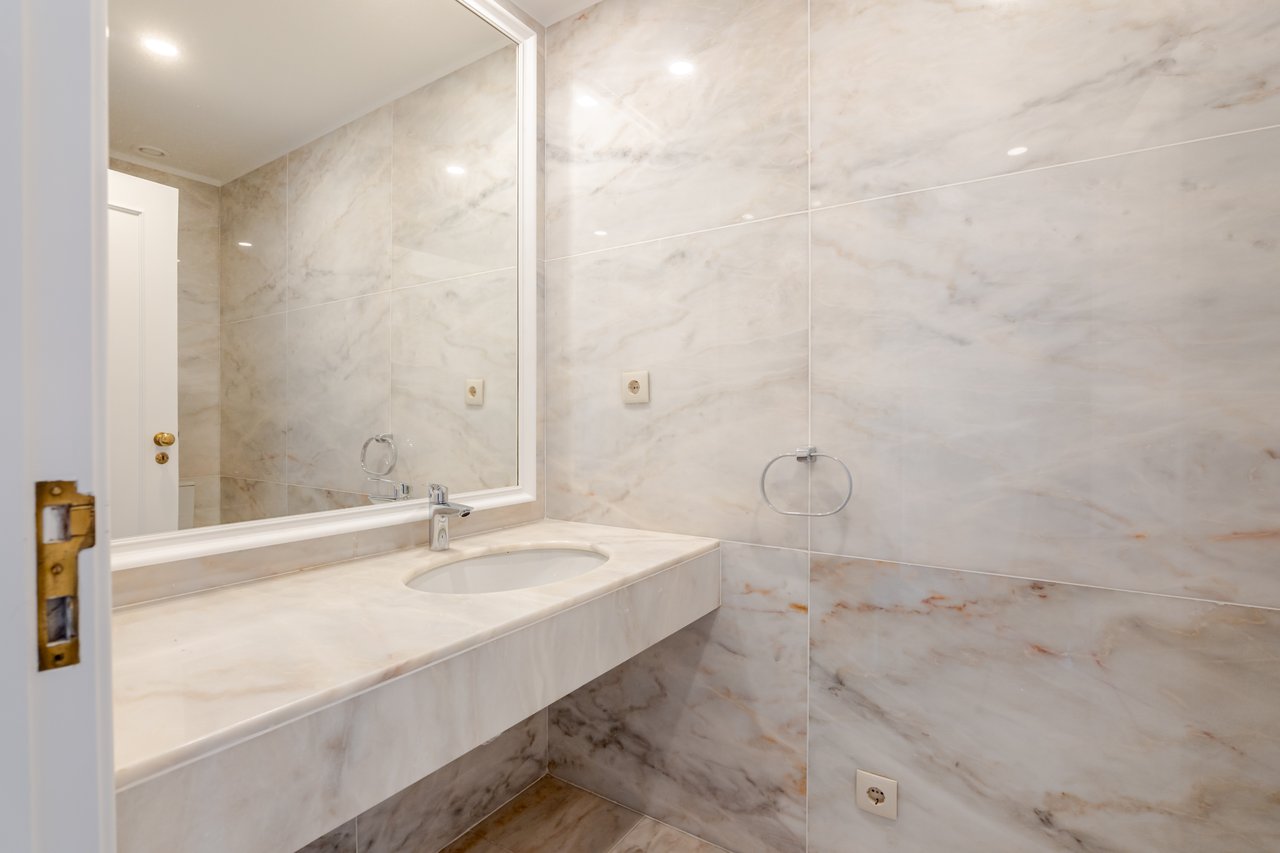 Luxury 5-Bedroom Apartment with Balcony & Private Garage in Foz do Douro, Porto