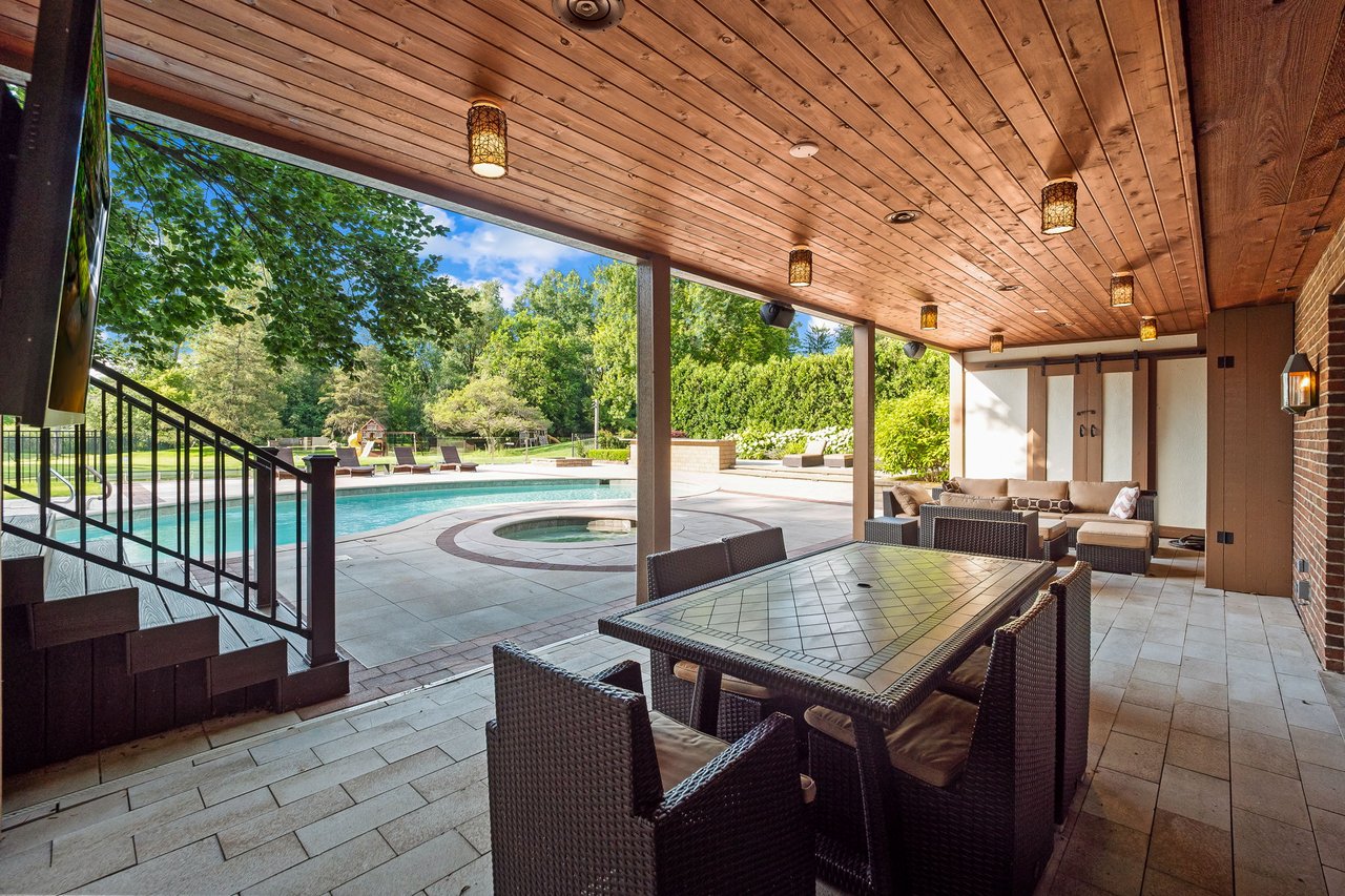 260 Woodwind Dr, Bloomfield Hills